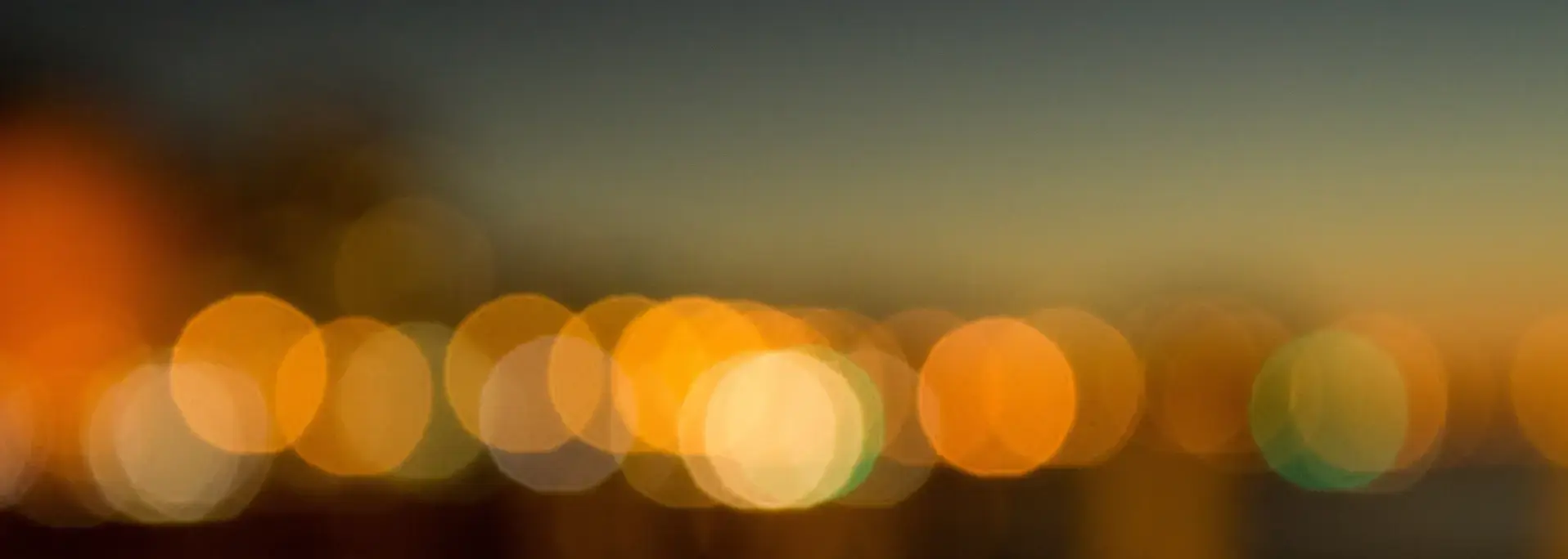 Lichtpunkte in der Ferne während der Dämmerung