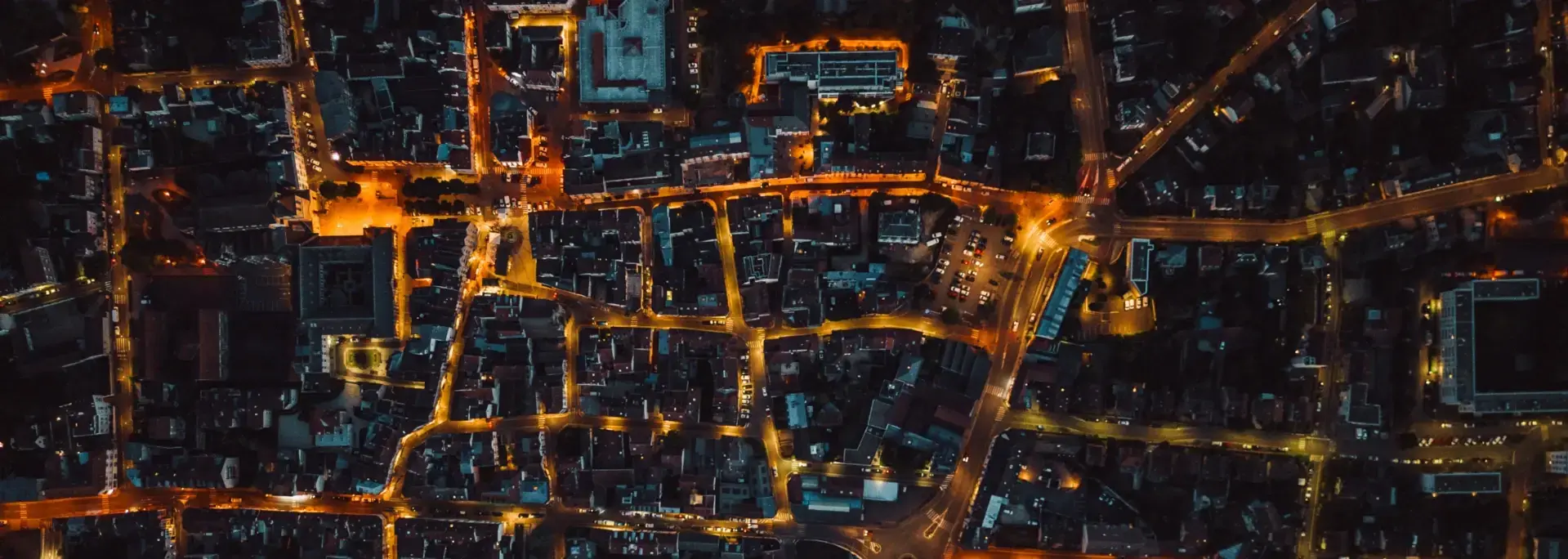 Stadt mit vielen Lichtern, nachts aus der Vogelperspektive