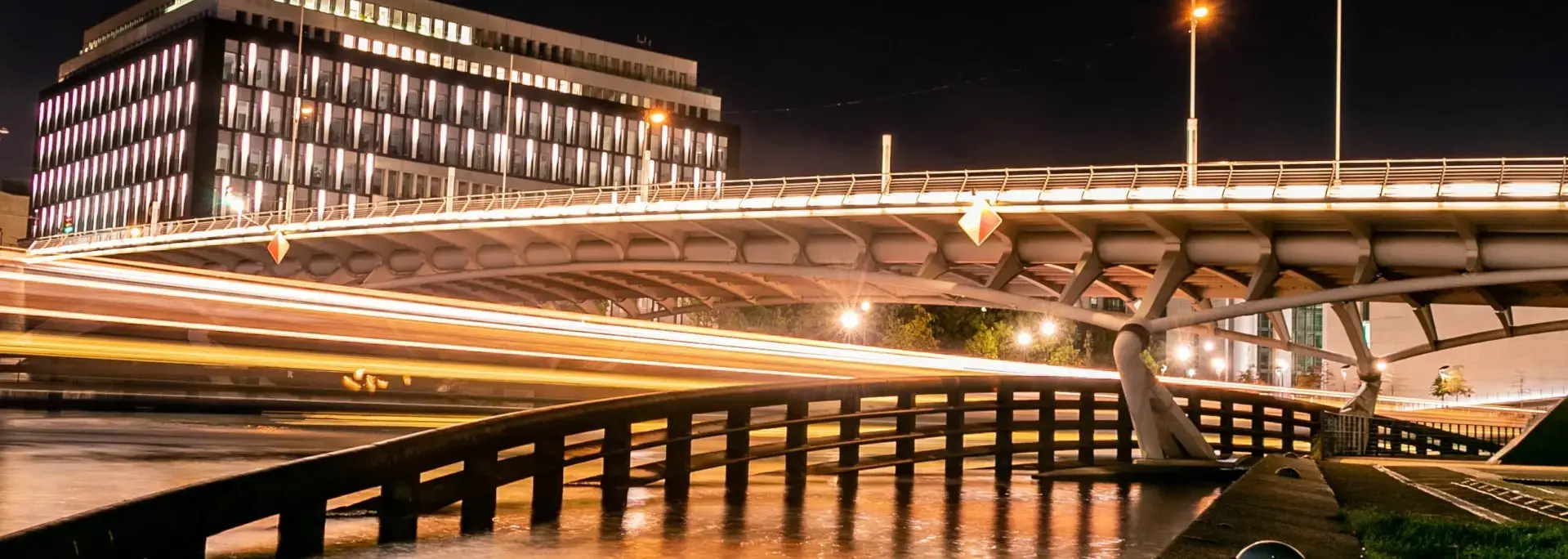 Die Kronprinzenbrücke unserer Hauptstadt bei Nacht in einem Zeitraffer