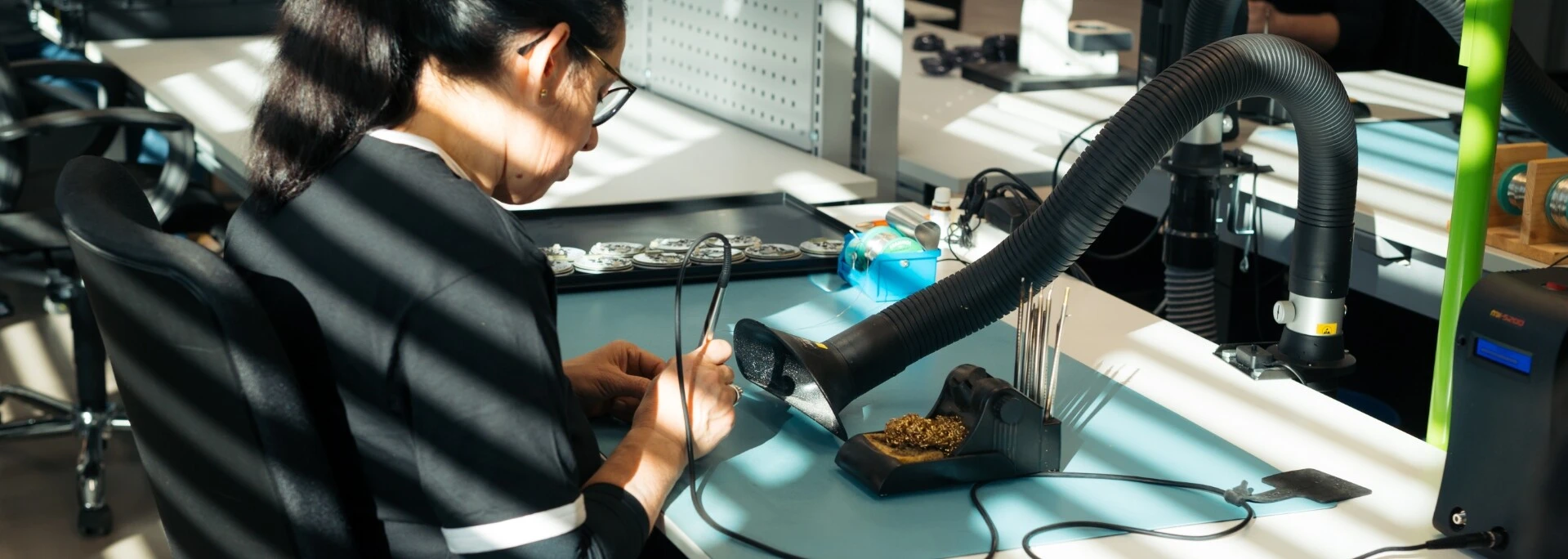 Eine Mitarbeiterin bei der Herstellung unserer Steuerungen.