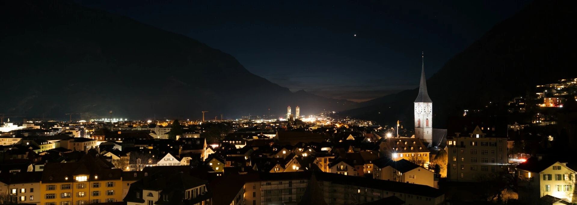 Skyline einer Stadt mit in den Abendstunden