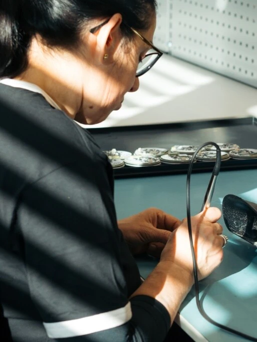 Eine Mitarbeiterin bei der Herstellung unserer Steuerungen.