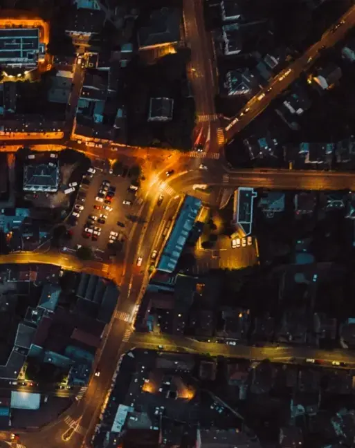 Stadt mit vielen Lichtern, nachts aus der Vogelperspektive