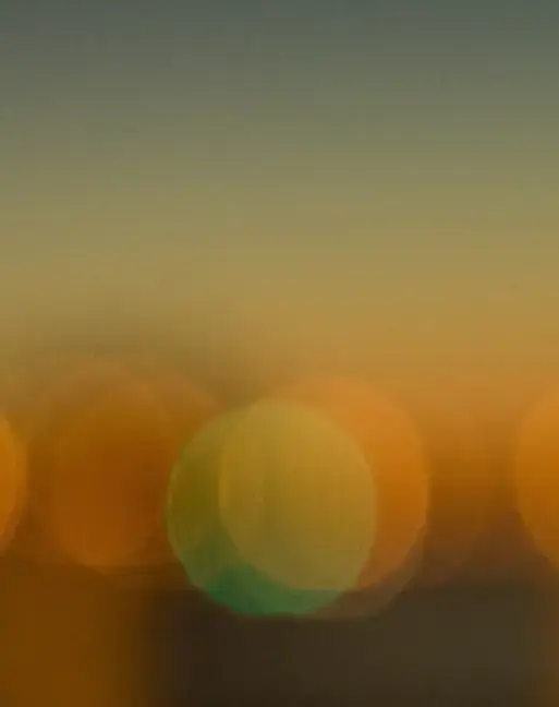 Lichtpunkte in der Ferne während der Dämmerung