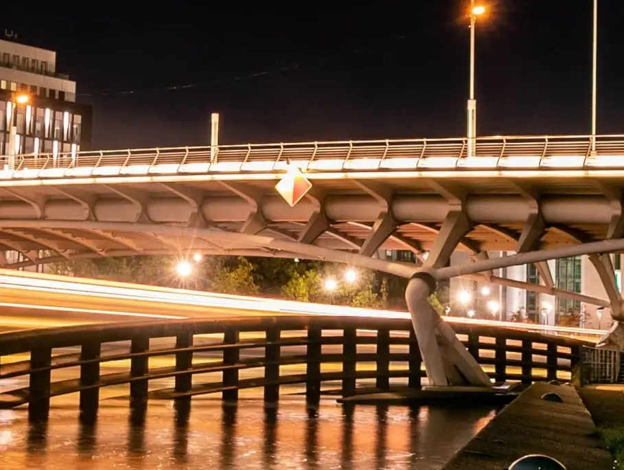 Die Kronprinzenbrücke unserer Hauptstadt bei Nacht in einem Zeitraffer
