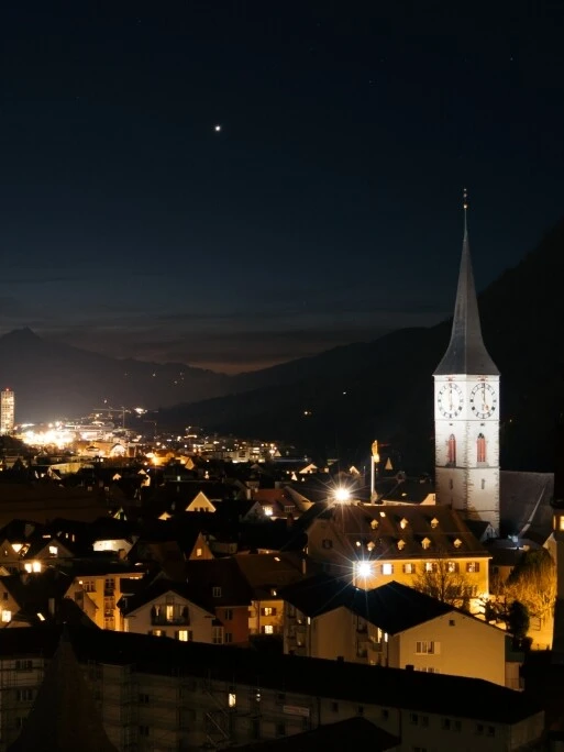 Skyline einer Stadt mit in den Abendstunden