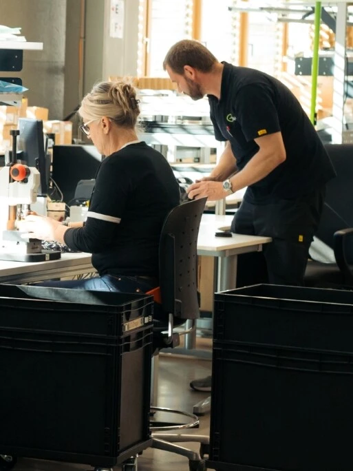 Mehrere Personen in einer Werkstatt